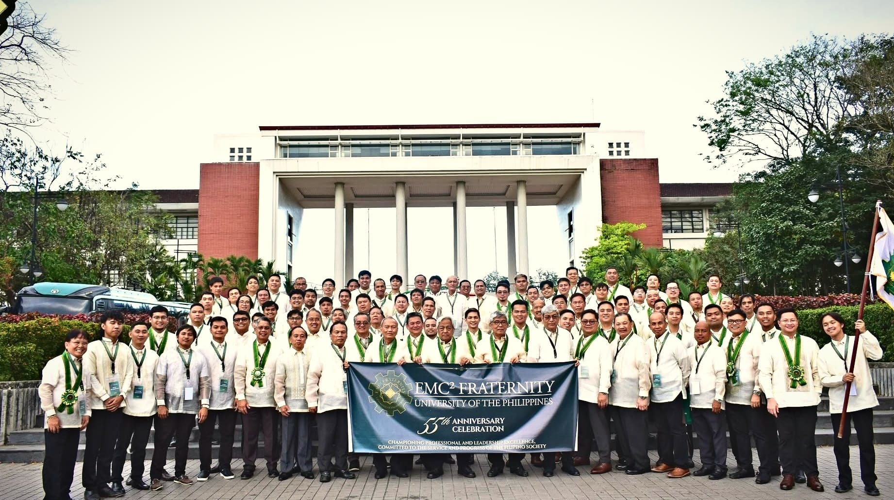Brods of every batch gathered before Quezon Hall at the 55th Anniversary Celebration, U.P. Diliman